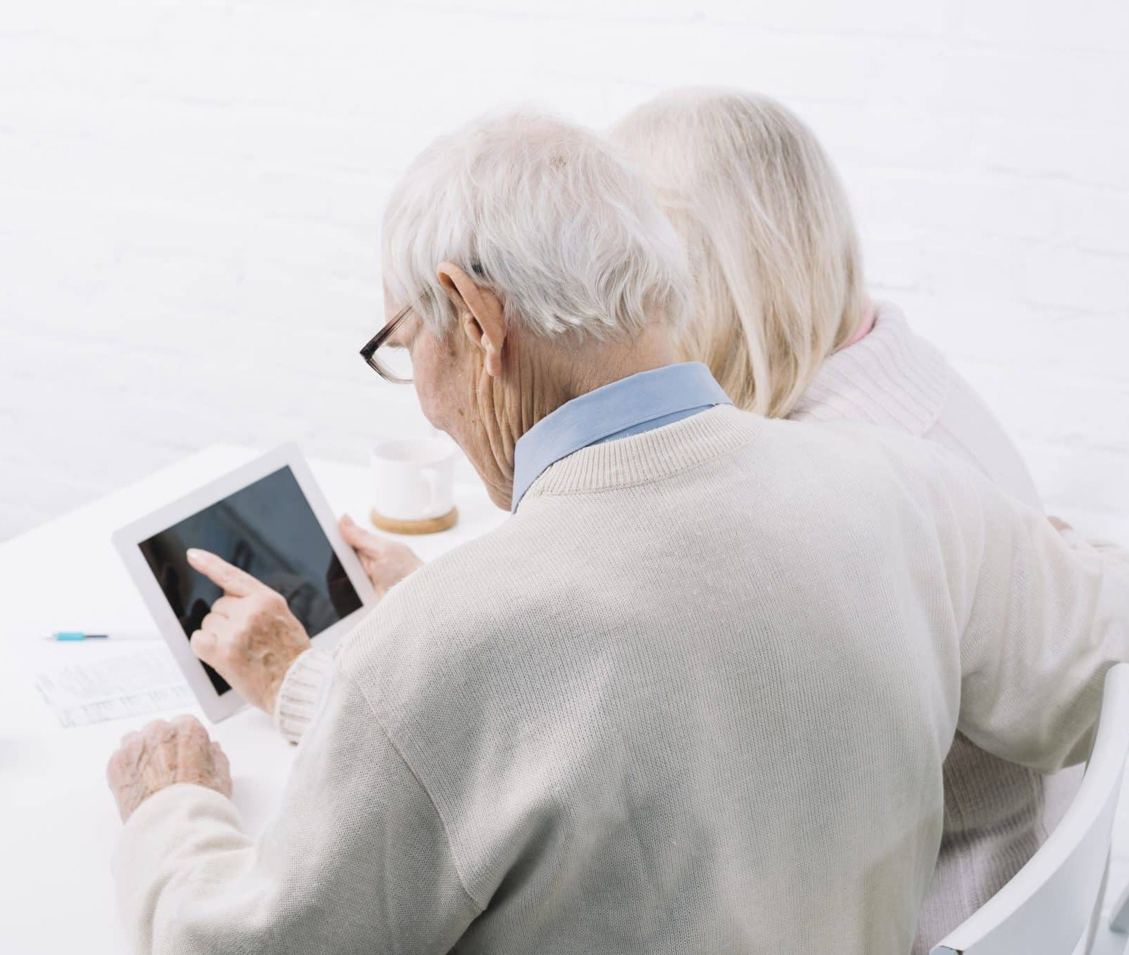 couple-senior-aide-tablette